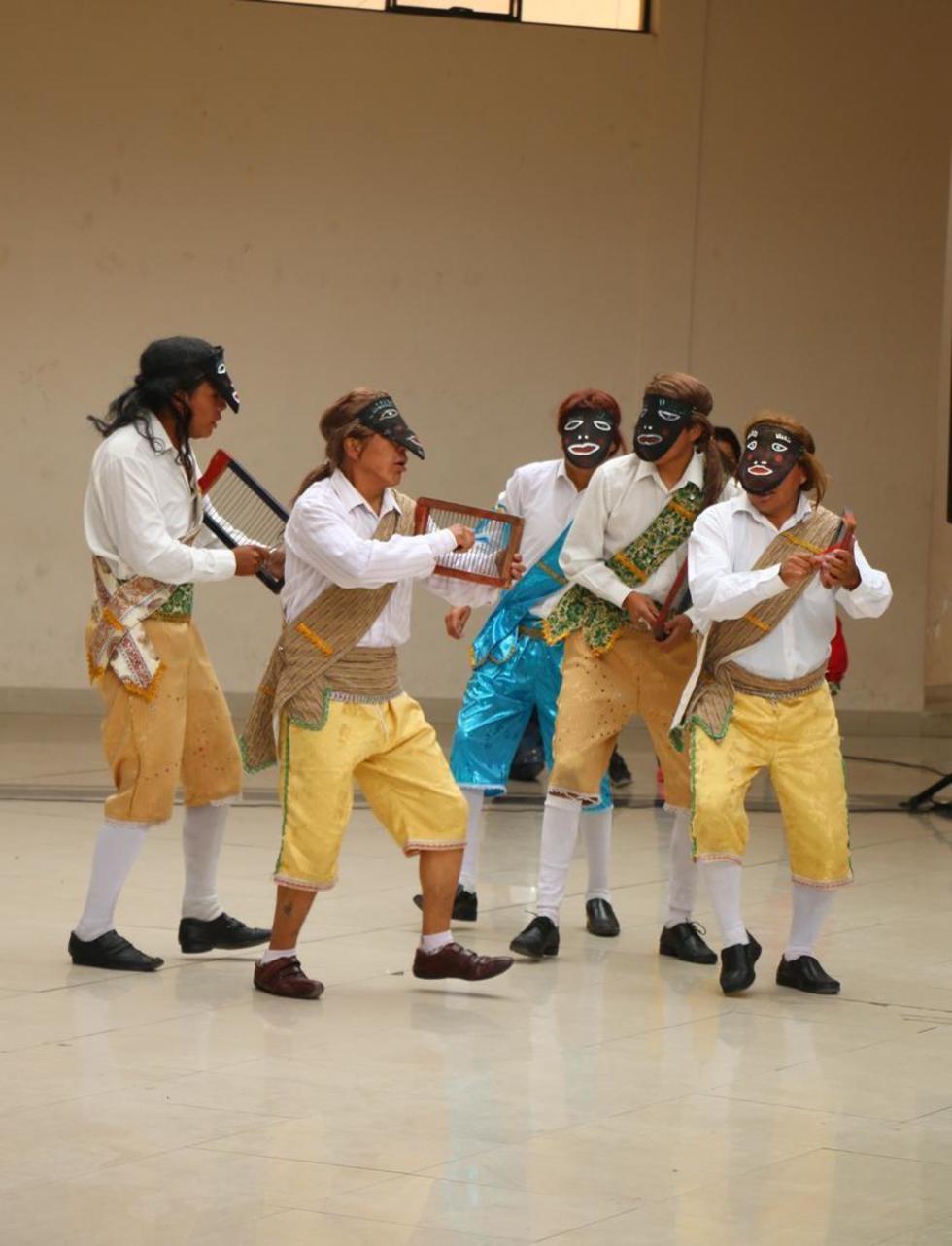 El grupo de bailarines San Pedro ganó en saltarín.