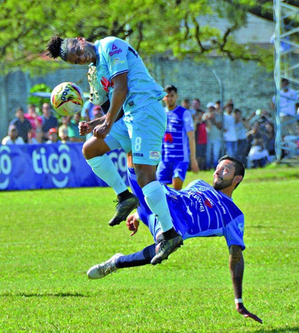 Leonel Morales trata de eludir a su rival.