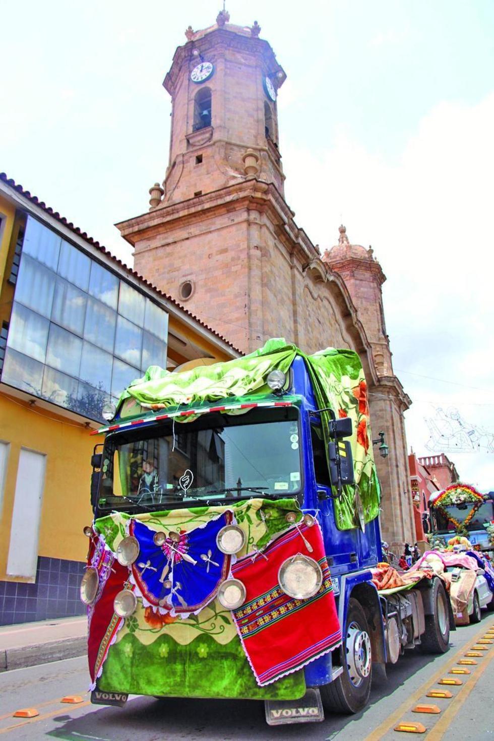 Uno de los cargamentos acompaña la comitiva.