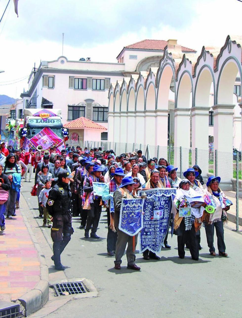 Los pasantes llevan en procesión la imagen del Niño Jesús.