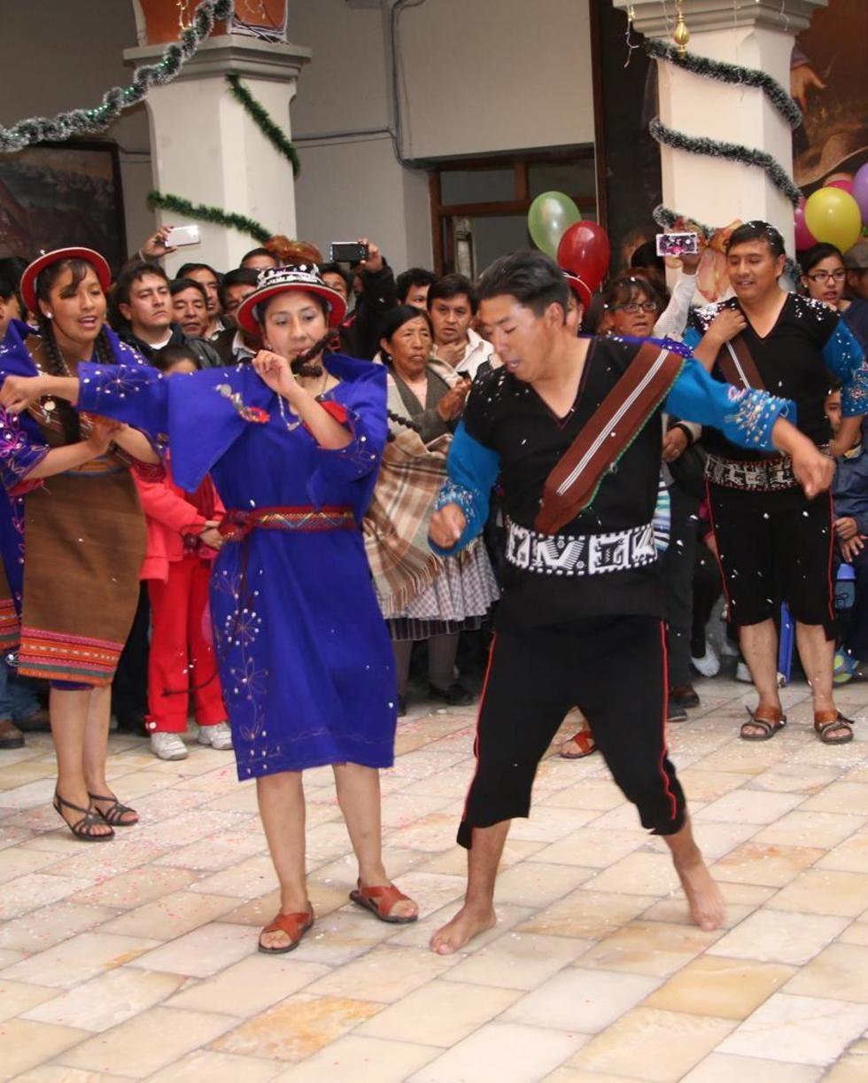 Otros bailarines que participaron en el acontecimiento.