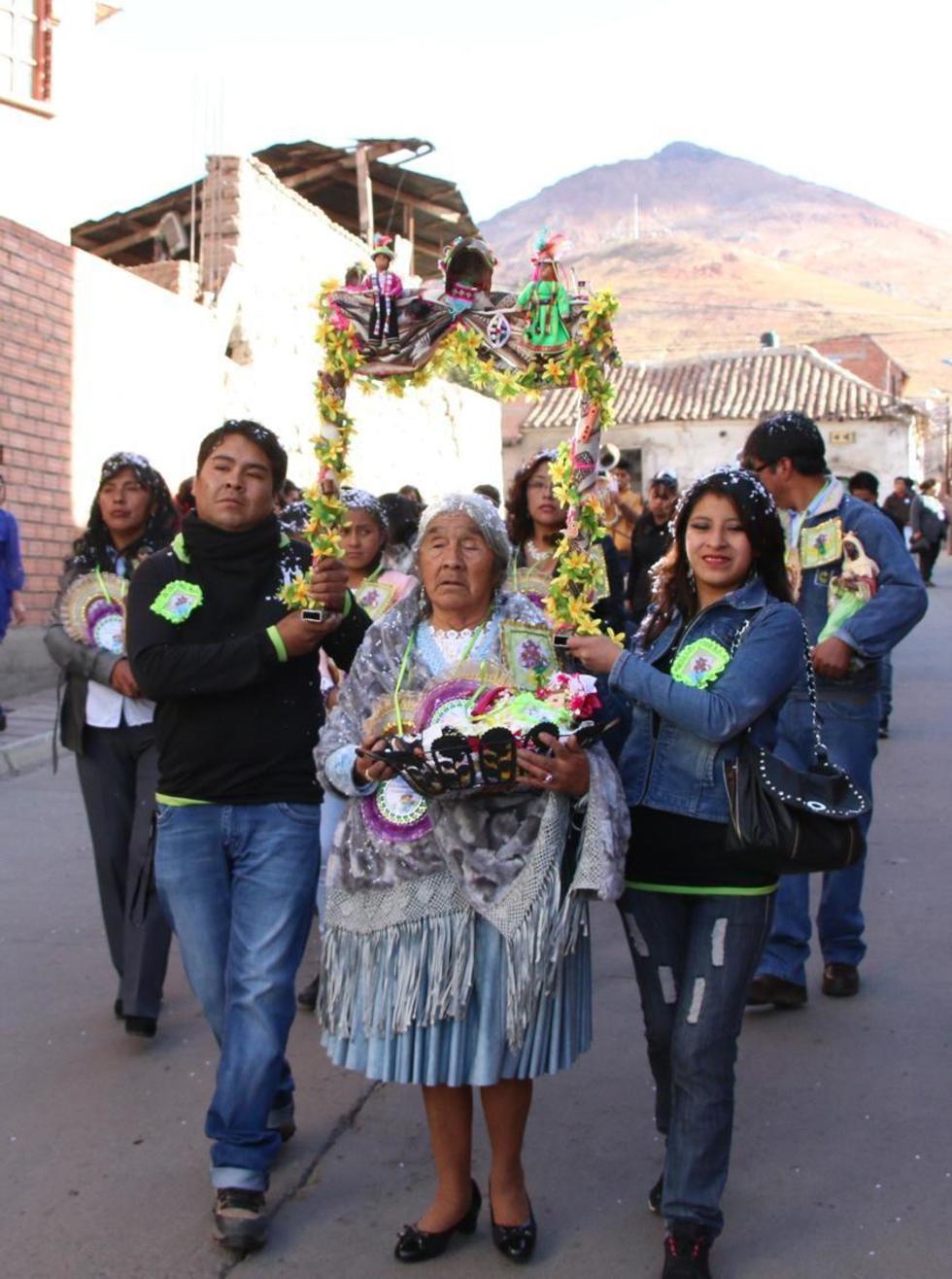 Los pasantes llevan las imágenes.