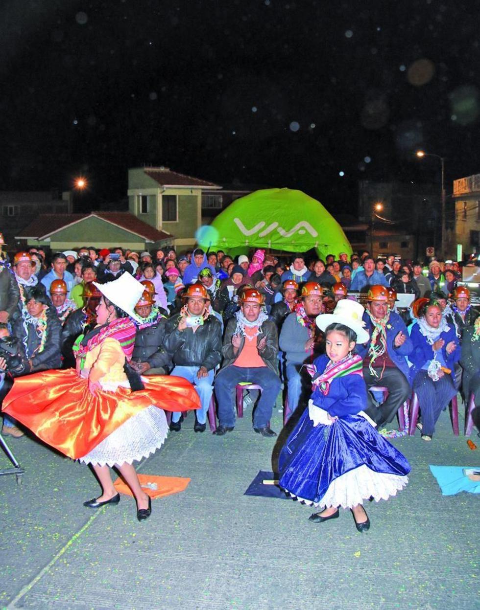 Niños bailaron anunciando la tradicional bajada.