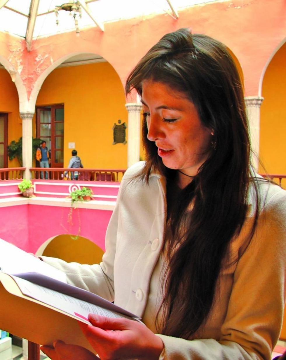 Adriana Barahona explica algunas metas de su gestión.