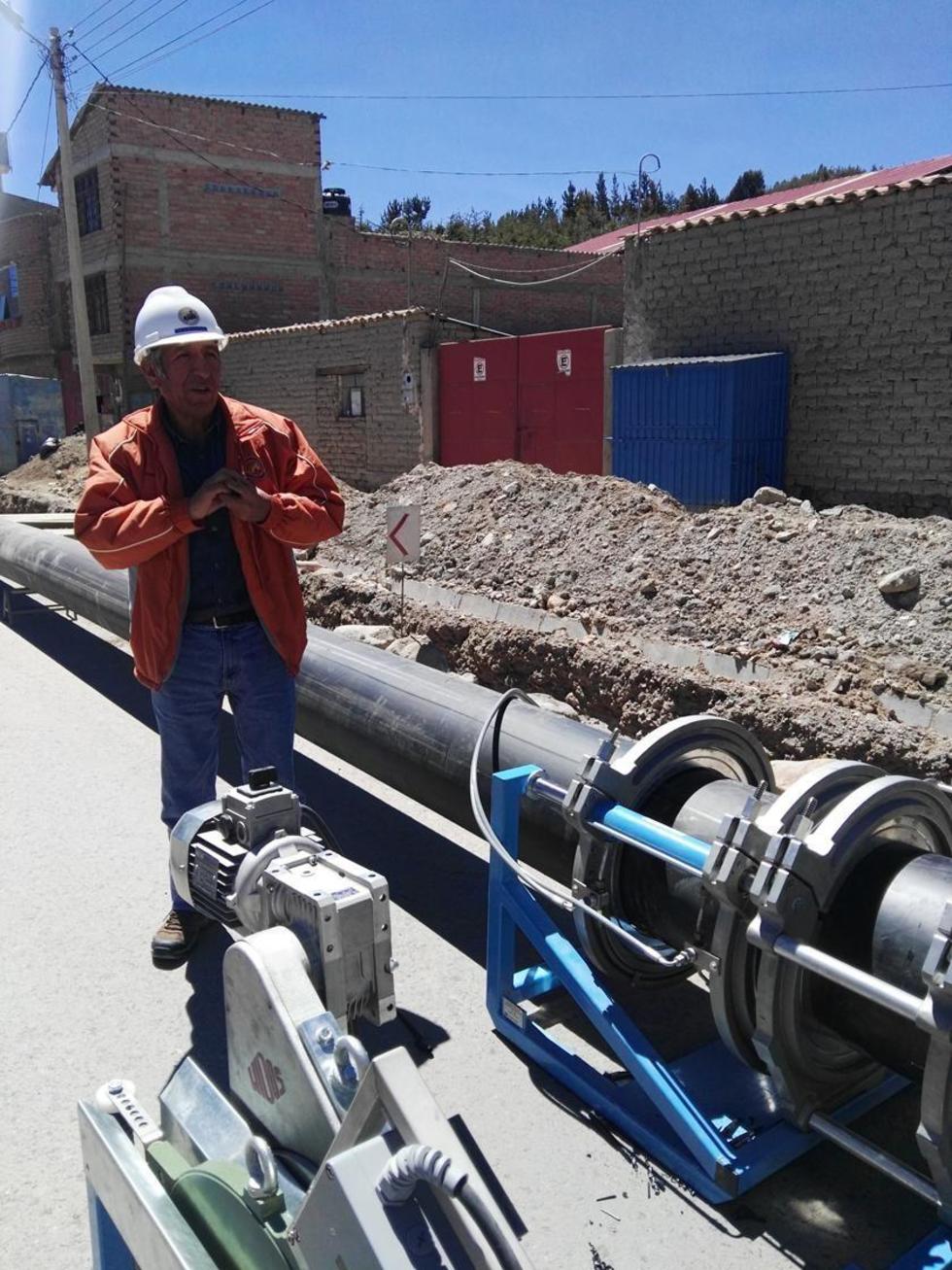No es fácil manipular tubos de 700 kilos de peso.