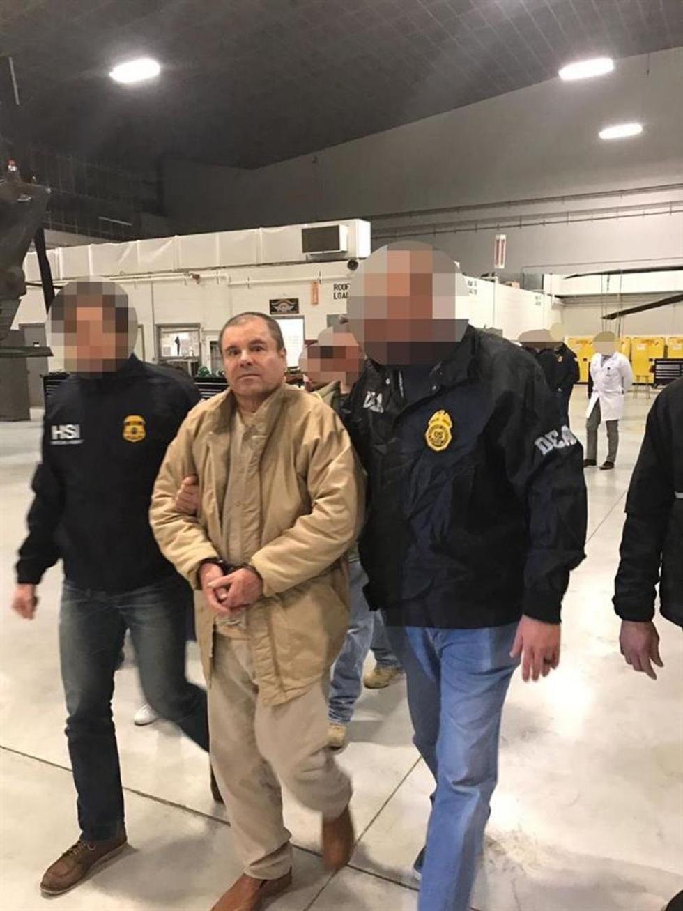 El narcotraficante mexicano fue custodiado a su llegada al aeropuerto MacArthur, Nueva York.