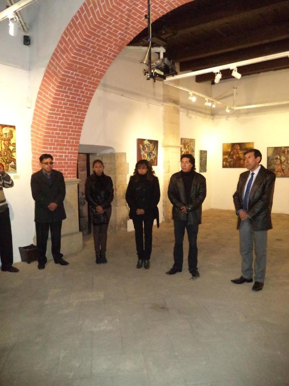 Los familiares en el acto de inauguración de la muestra.