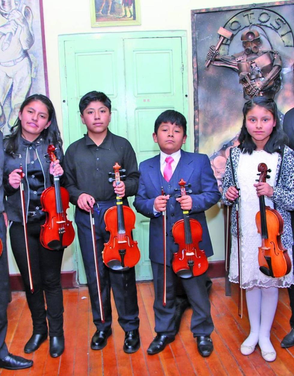 Un grupo de estudiantes del violín.