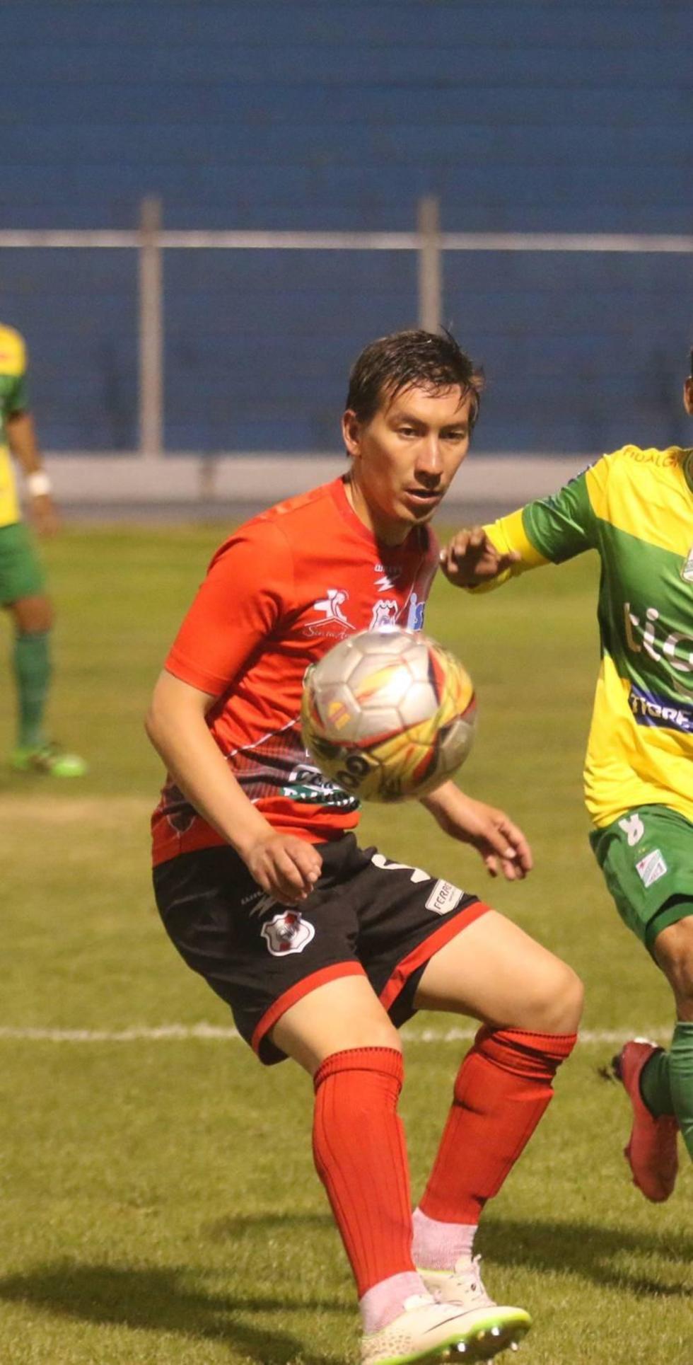 El defensa Walter Rioja.