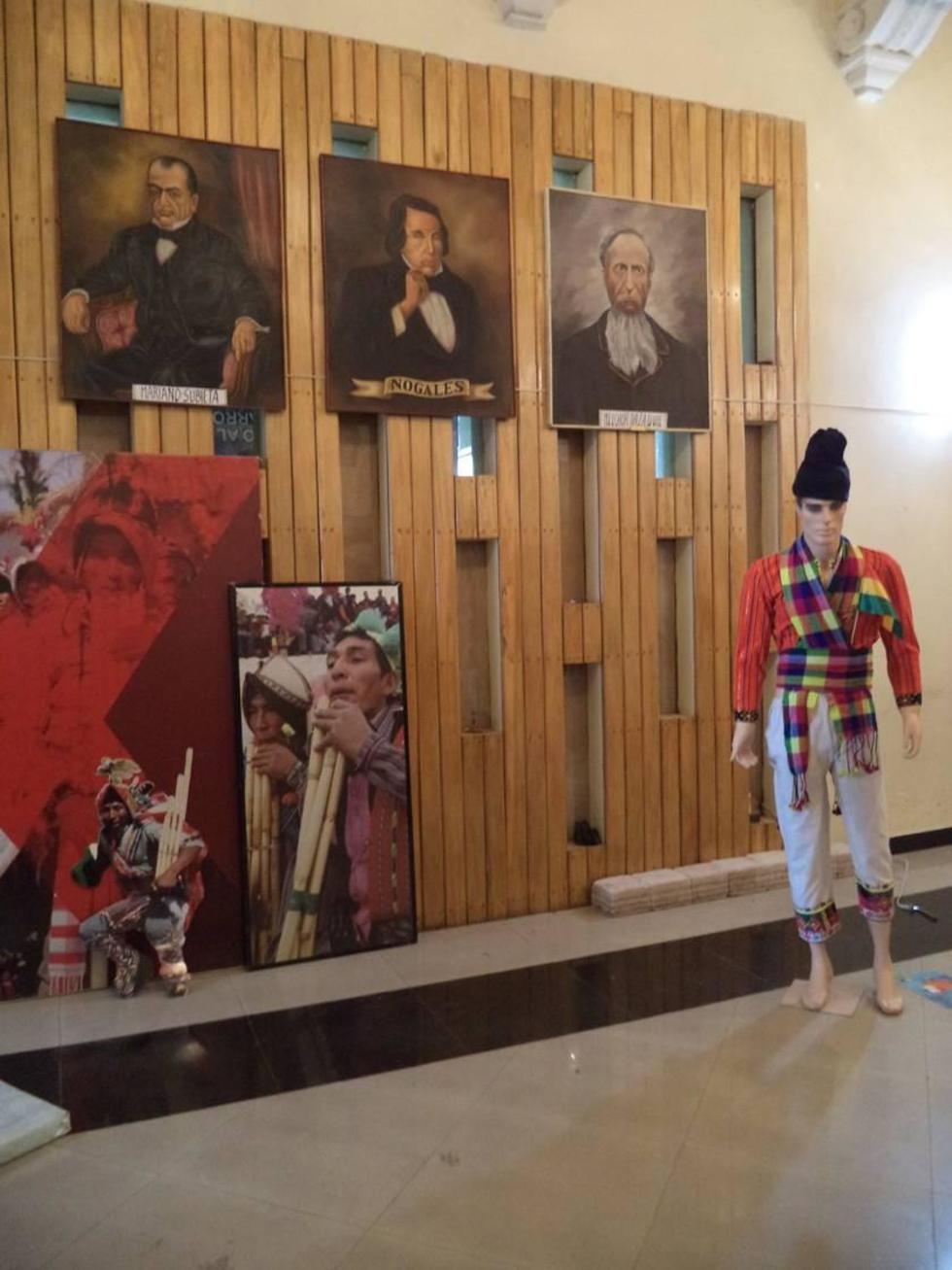 Pinturas de personajes y la figura con el traje típico.