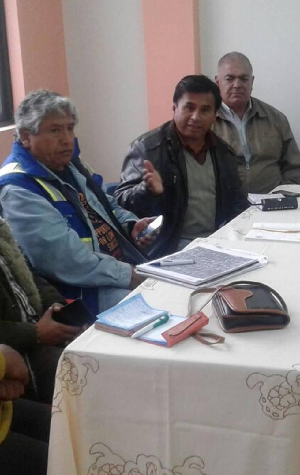 El gerente de Aapos, Rolando Montesinos, informa a los dirigentes de la Fedjuve.
