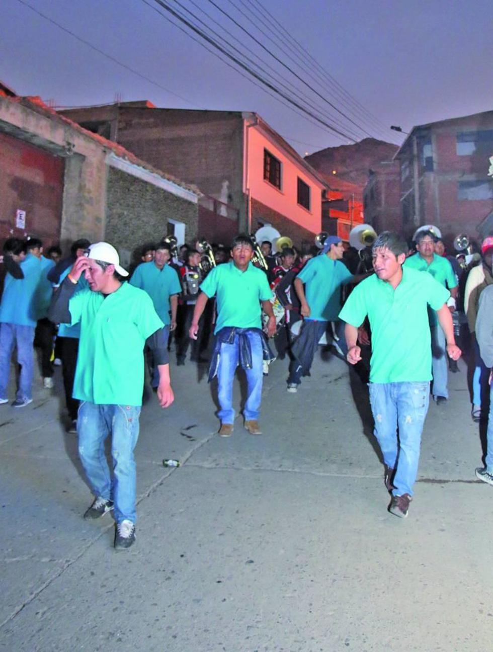 Los bailarines recorrieron las calles invitando a la fiesta.