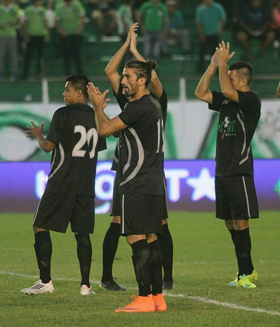 Los yacuibeños festejan su primera victoria del certamen.