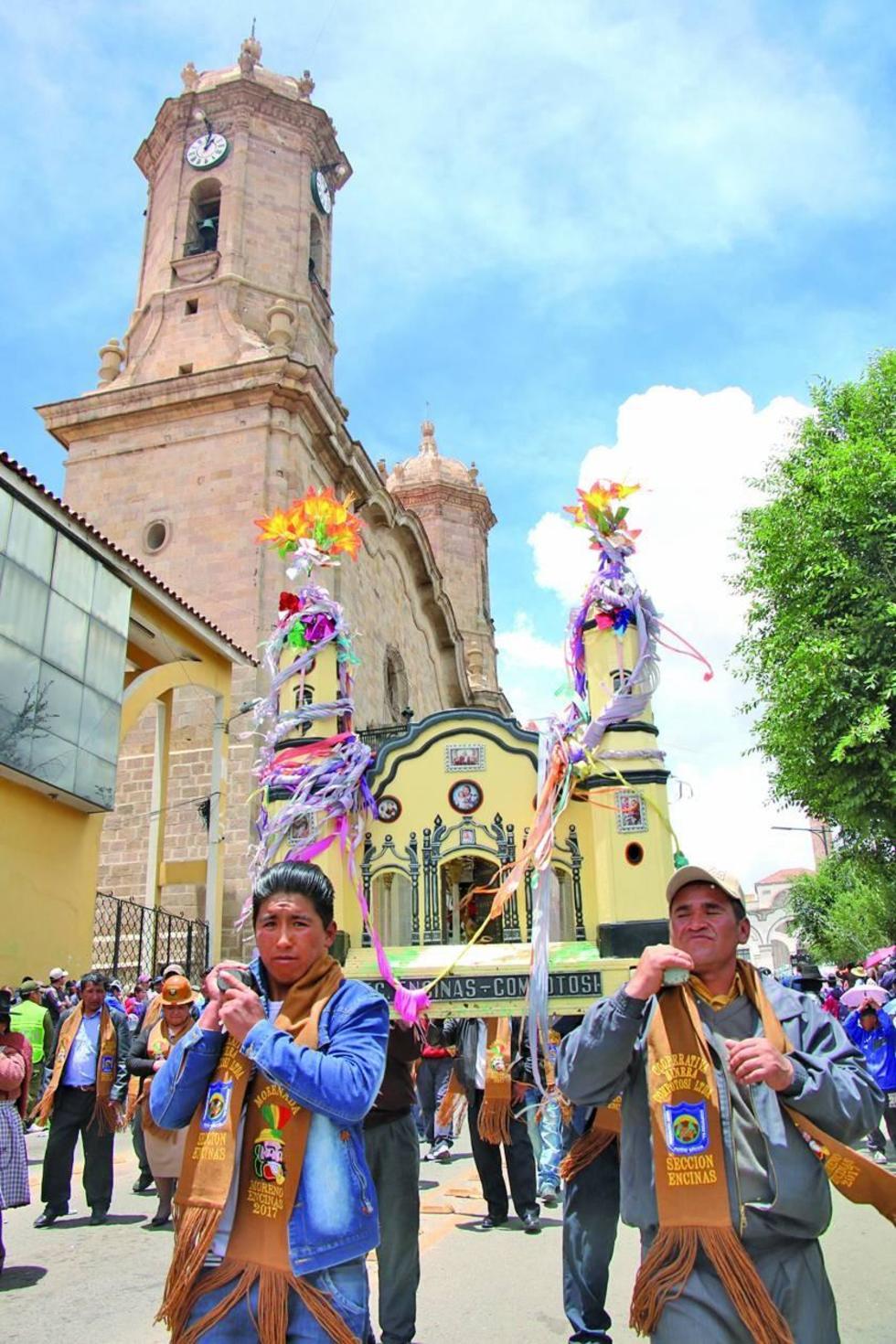 Cargaron al Tata Ck'accha en la réplica de la catedral.