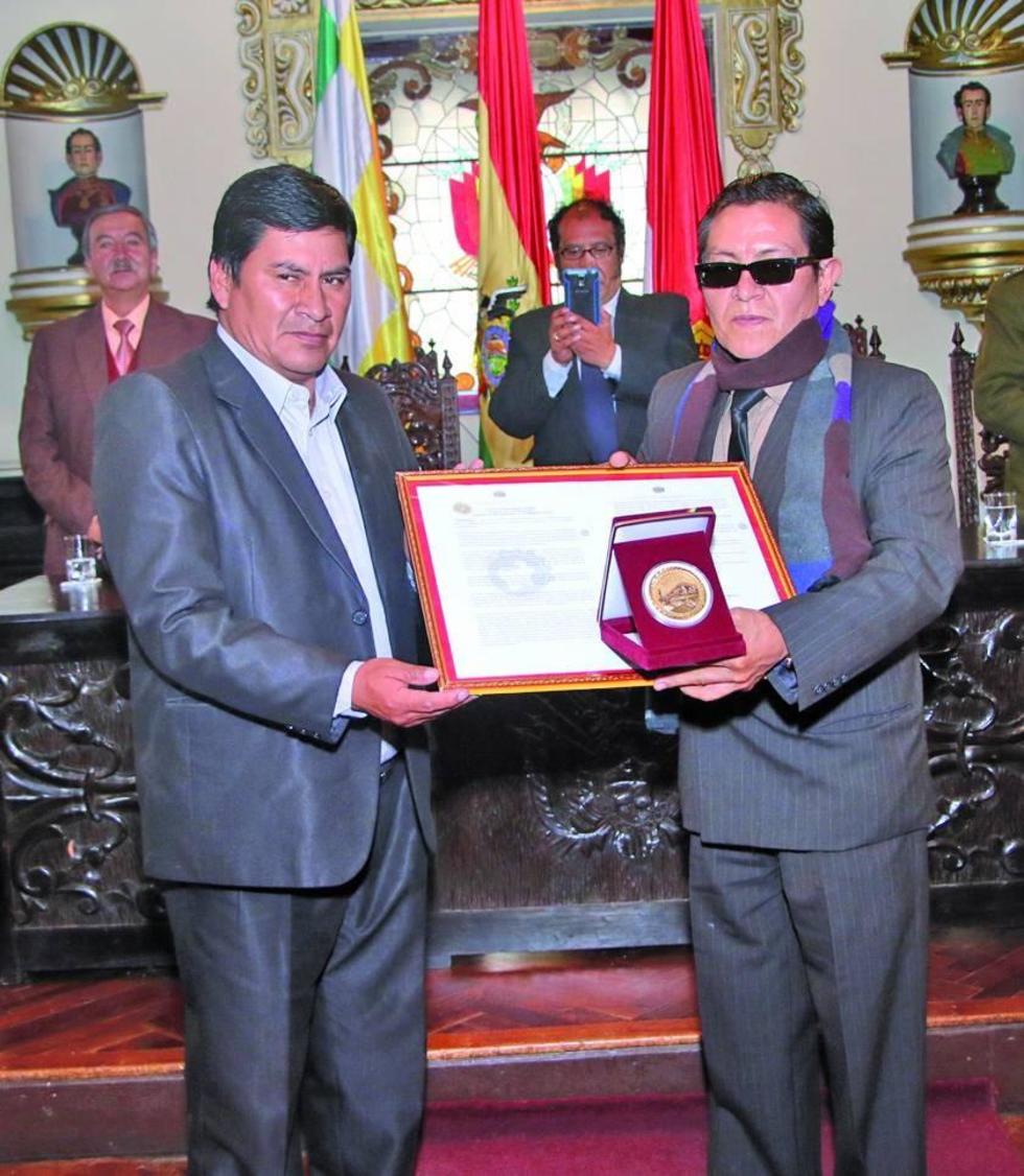 El gobernador Juan carlos Cejas entrega el decreto departamental.