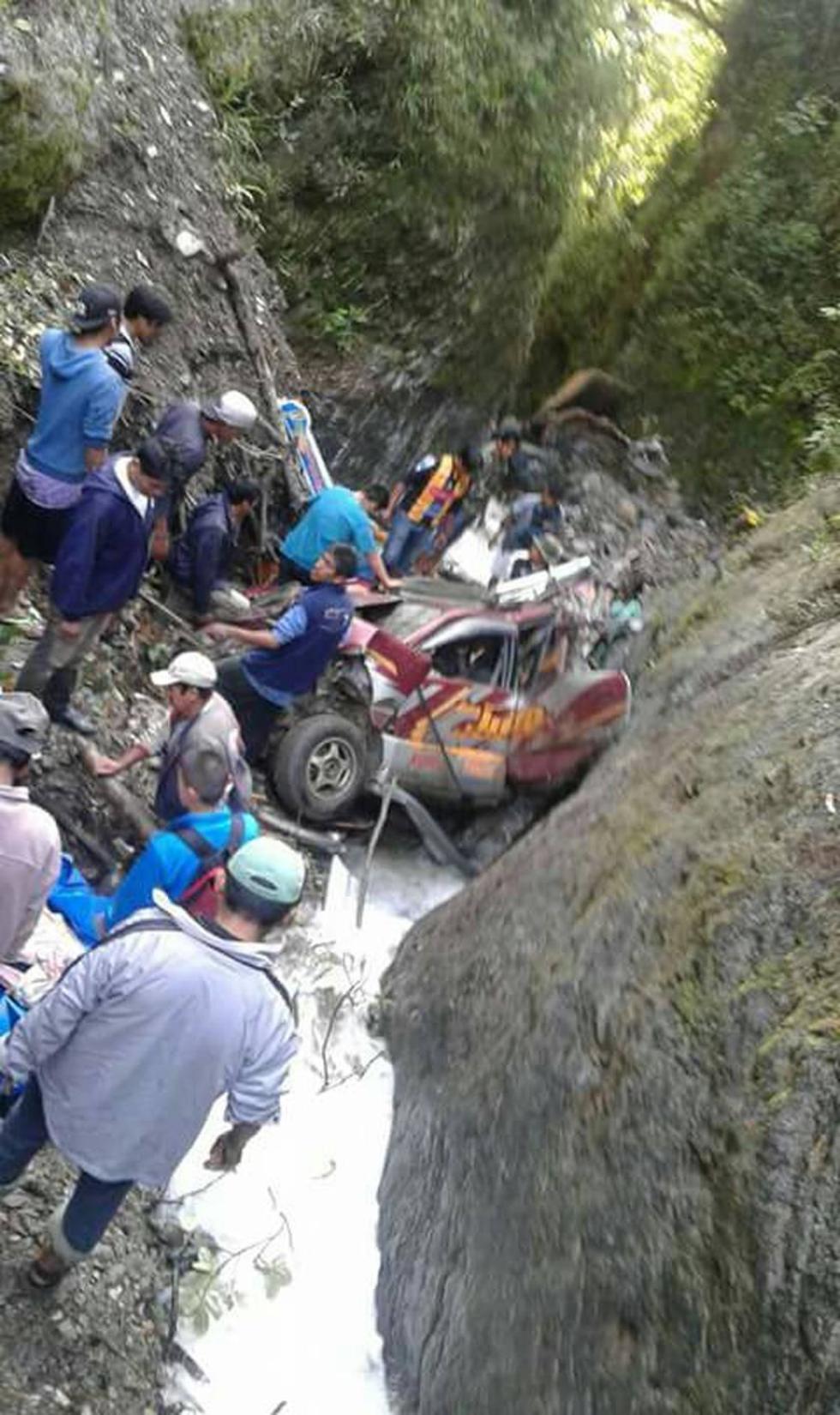 Una vagoneta se precipitó a un barranco en el sector de Santa Bárbara, cerca a Coroico en La Paz.