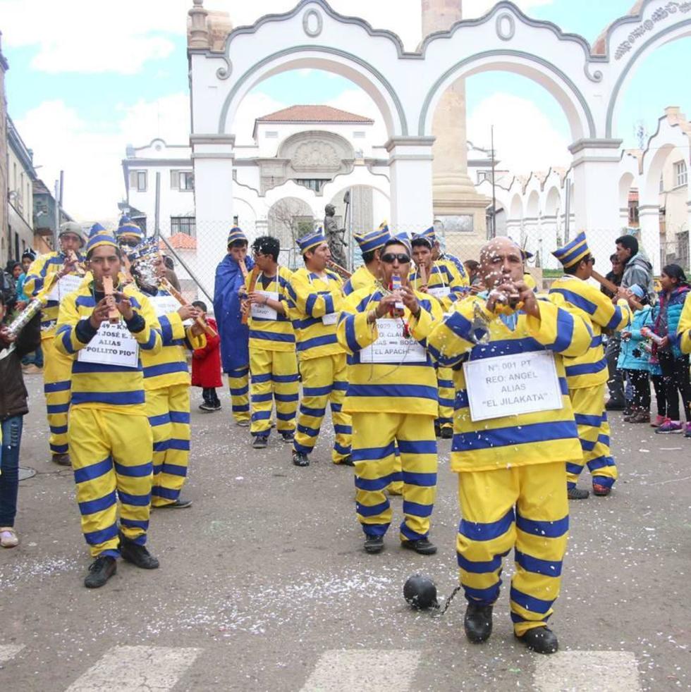El grupo disfrazado de reos de San Clemente.