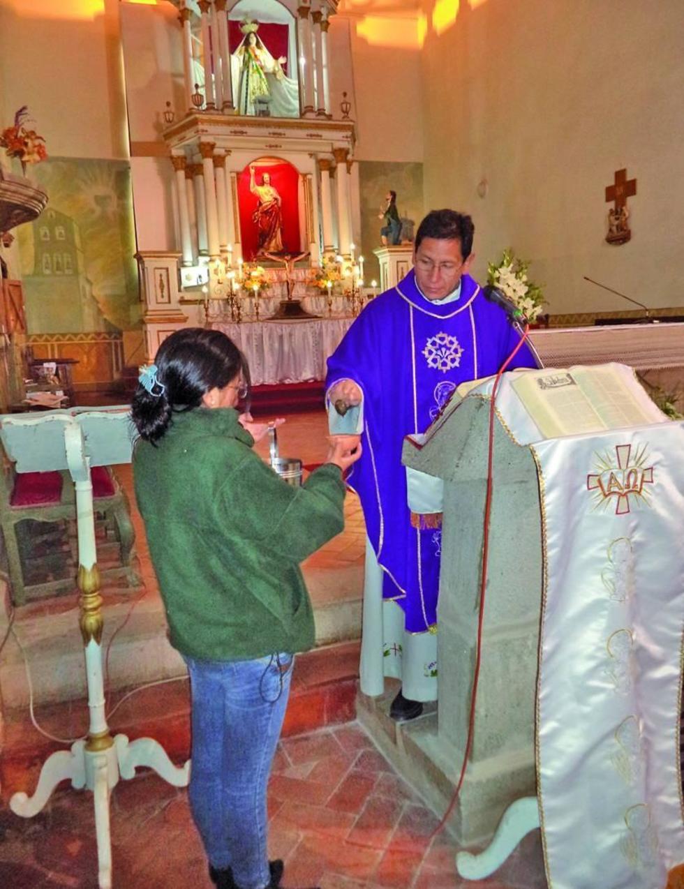 El momento de la bendición de la ceniza.