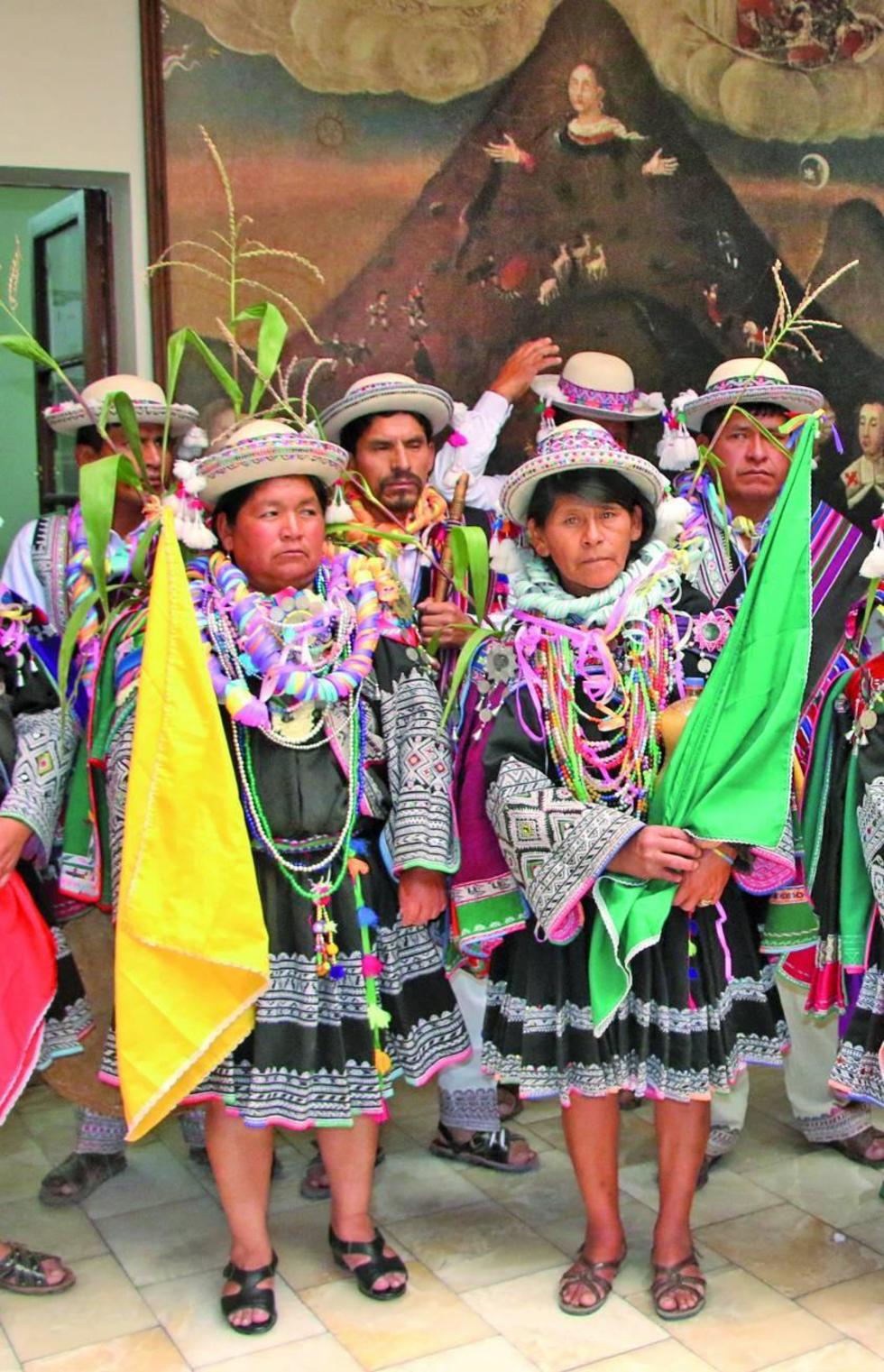 Los pobladores muestran la vestimenta de Otavi.