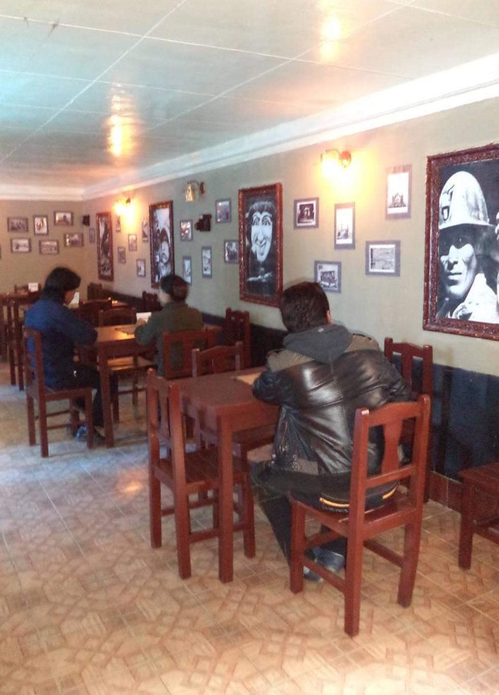 El salón con toque colonial.
