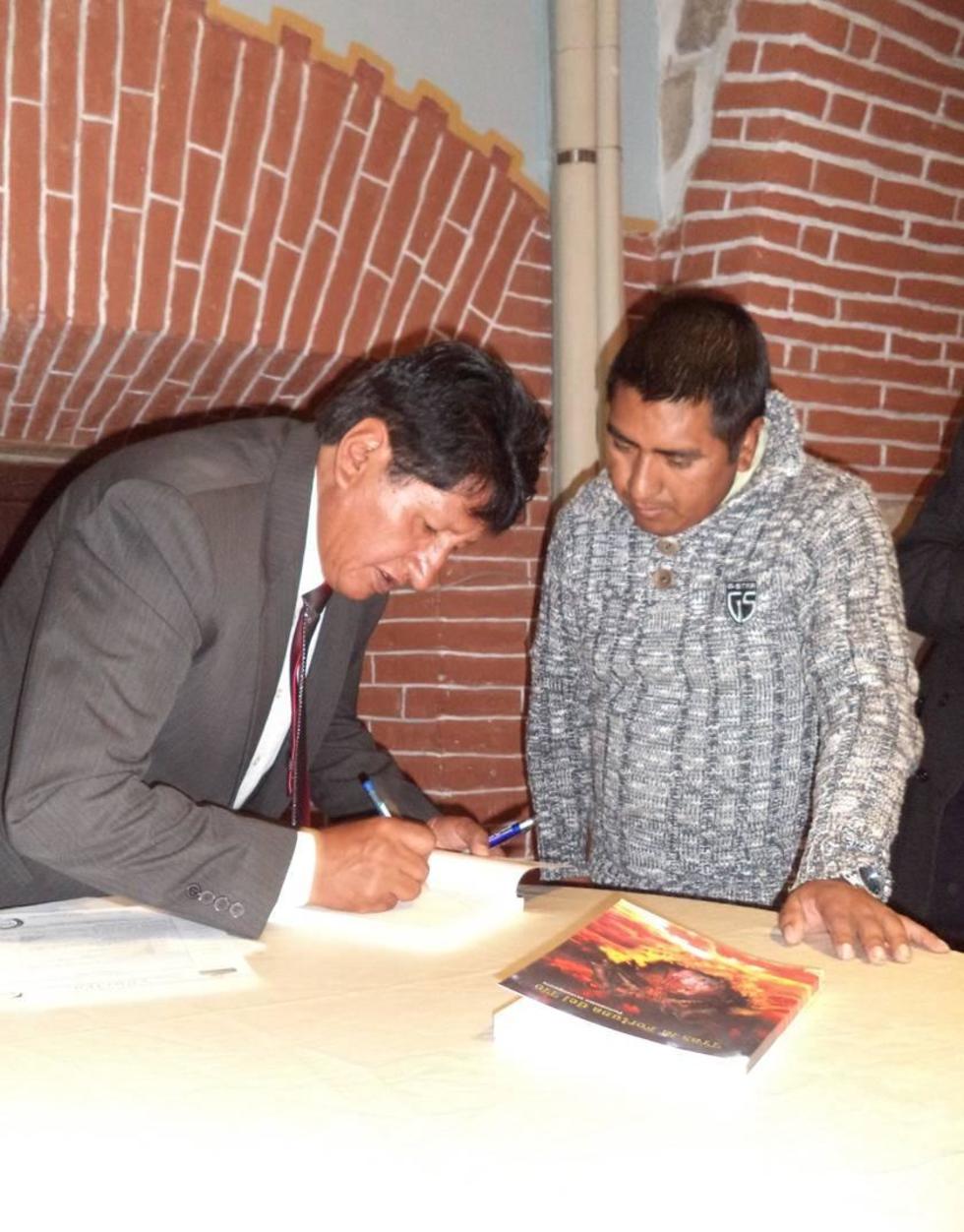 El momento de firmar dedicatorias.
