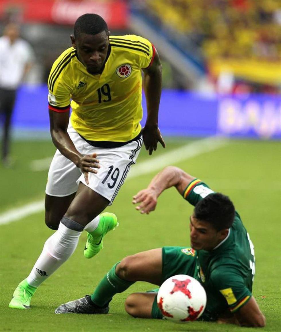 Duvan Zapata (i) supera la marca del boliviano Juan Pablo Aponte.