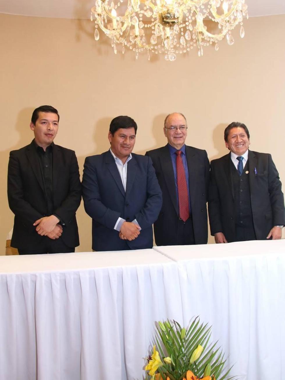 Los dirigentes en el acto de inauguración.