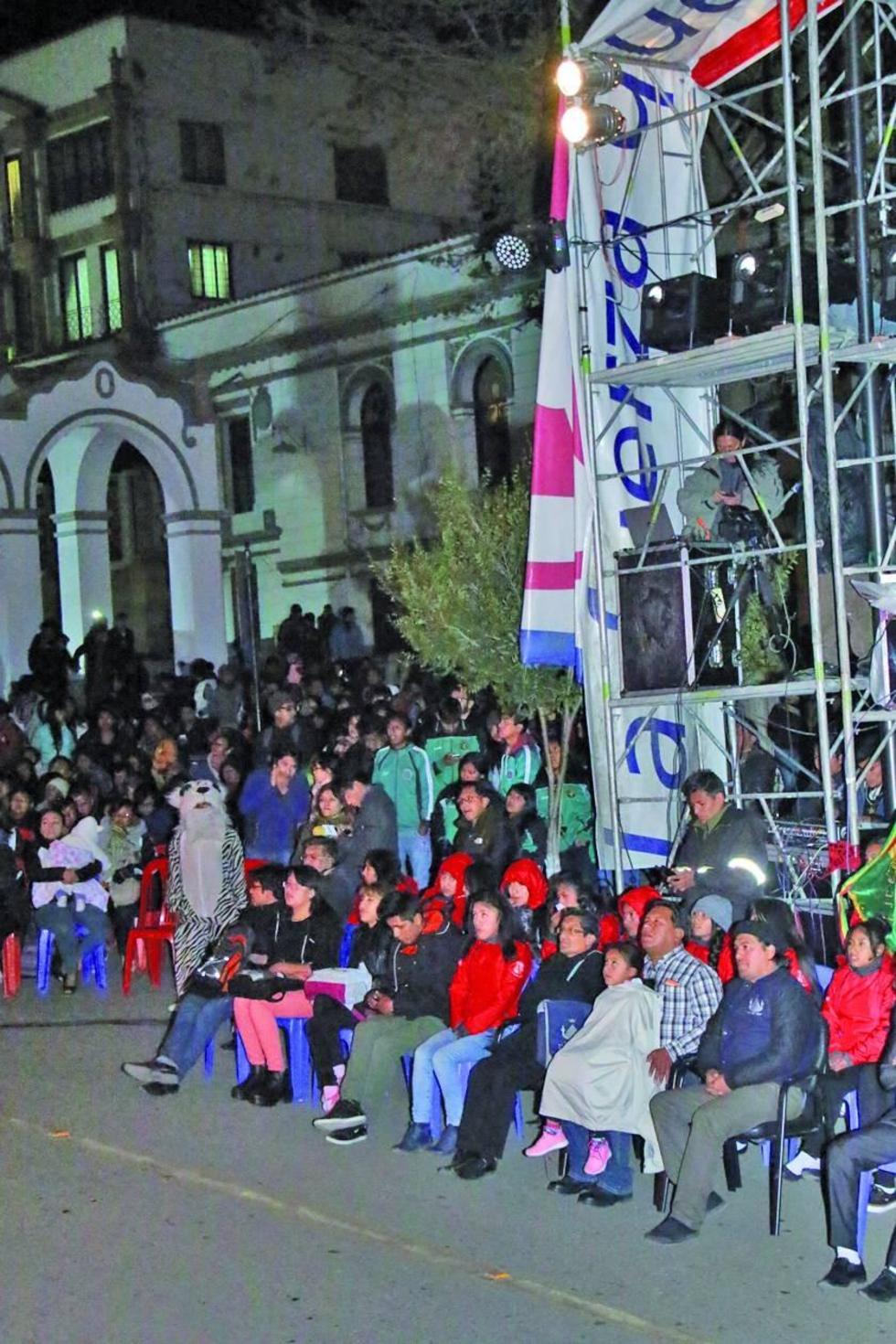 La población acudió a observar el acto.