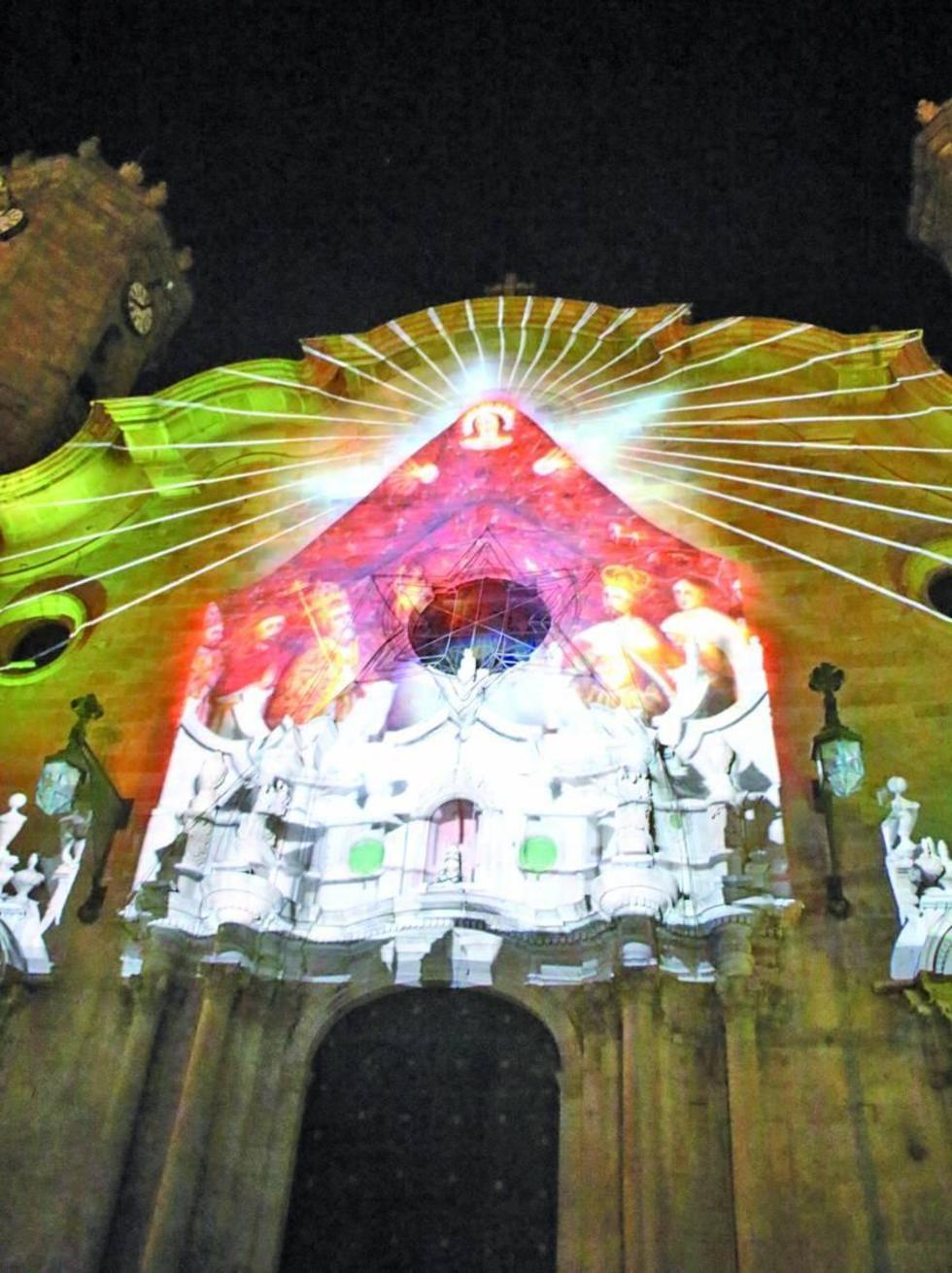 La imagen de La Virgen del Cerro se refleja en la Catedral.