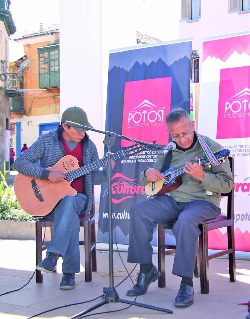 El artista Abrahan Tirado es acompañado en la guitarra por Javier Gómez.