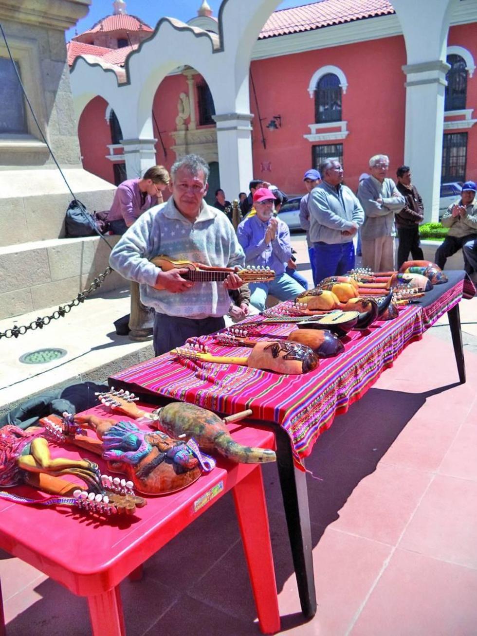 La exposición y venta de distintos charangos.