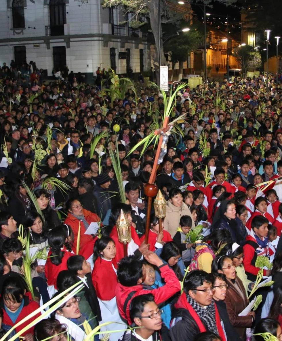 La población participó con sus palmas en la celebración.