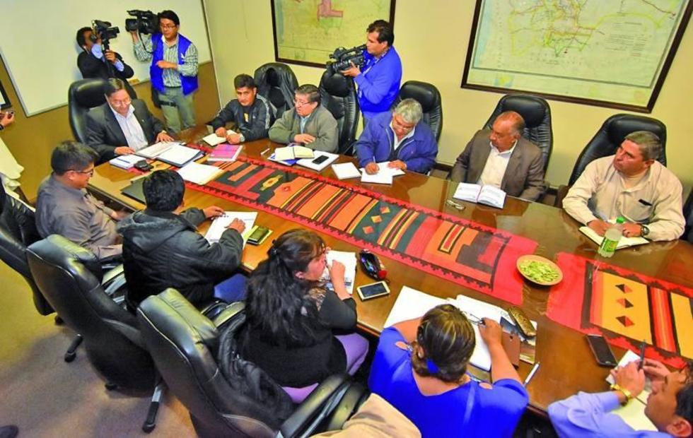 Representantes gubernamentales y dirigentes de los trabajadores.