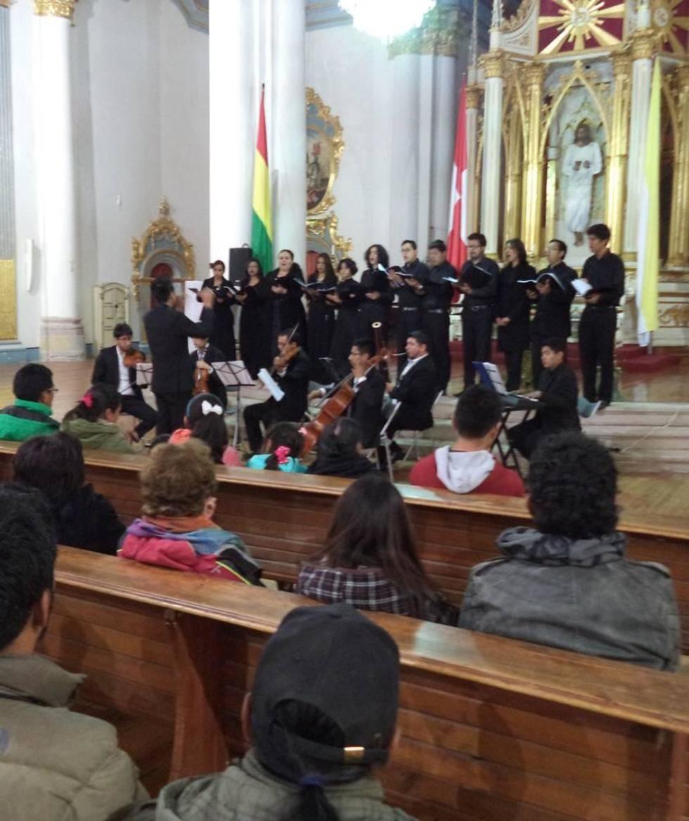 La presencia del grupo recibió aplausos.