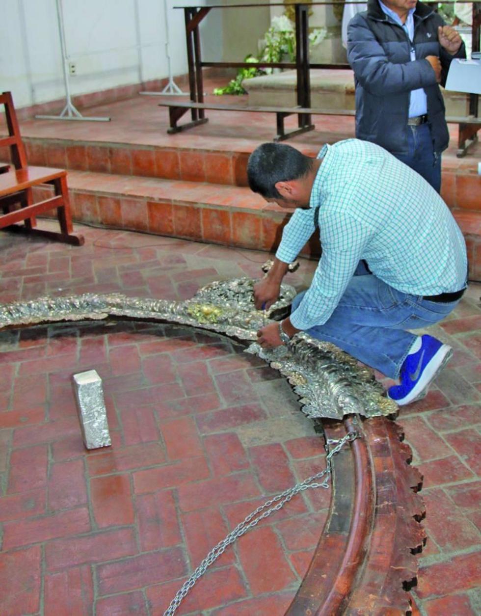 En el centro del arco el lingote de plata.