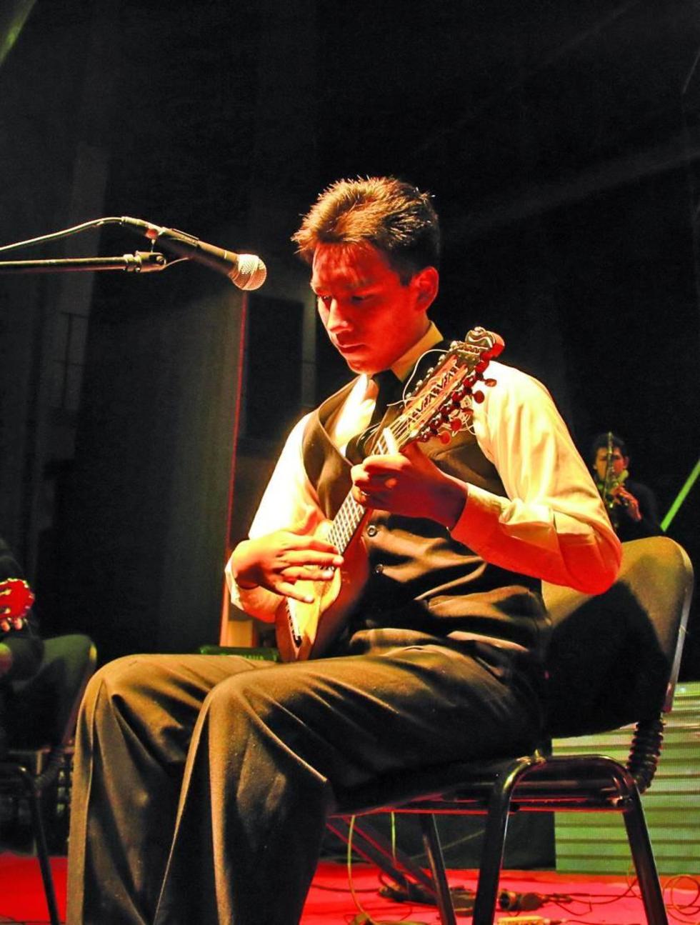 El charango es interpretado en festival que termina esta noche.