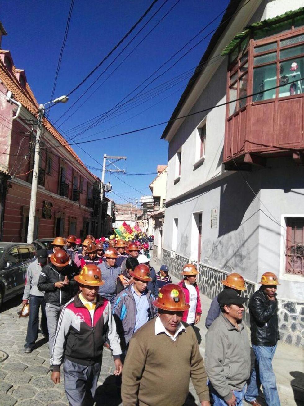 Los mineros durante el desfile desarrolado en la mañana.