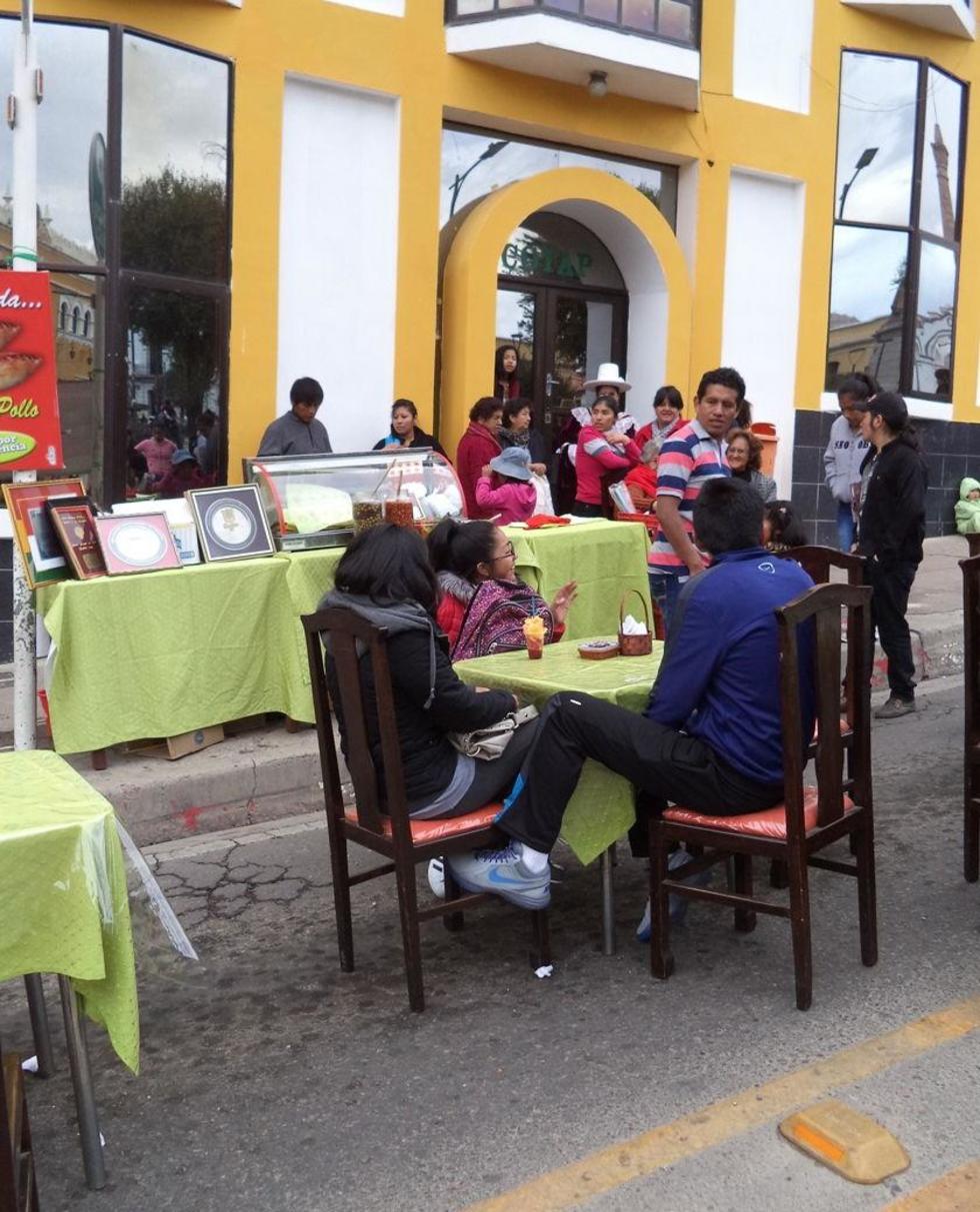 El la plaza 10 de Noviembre se vendieron las salteñas, helados y confites.
