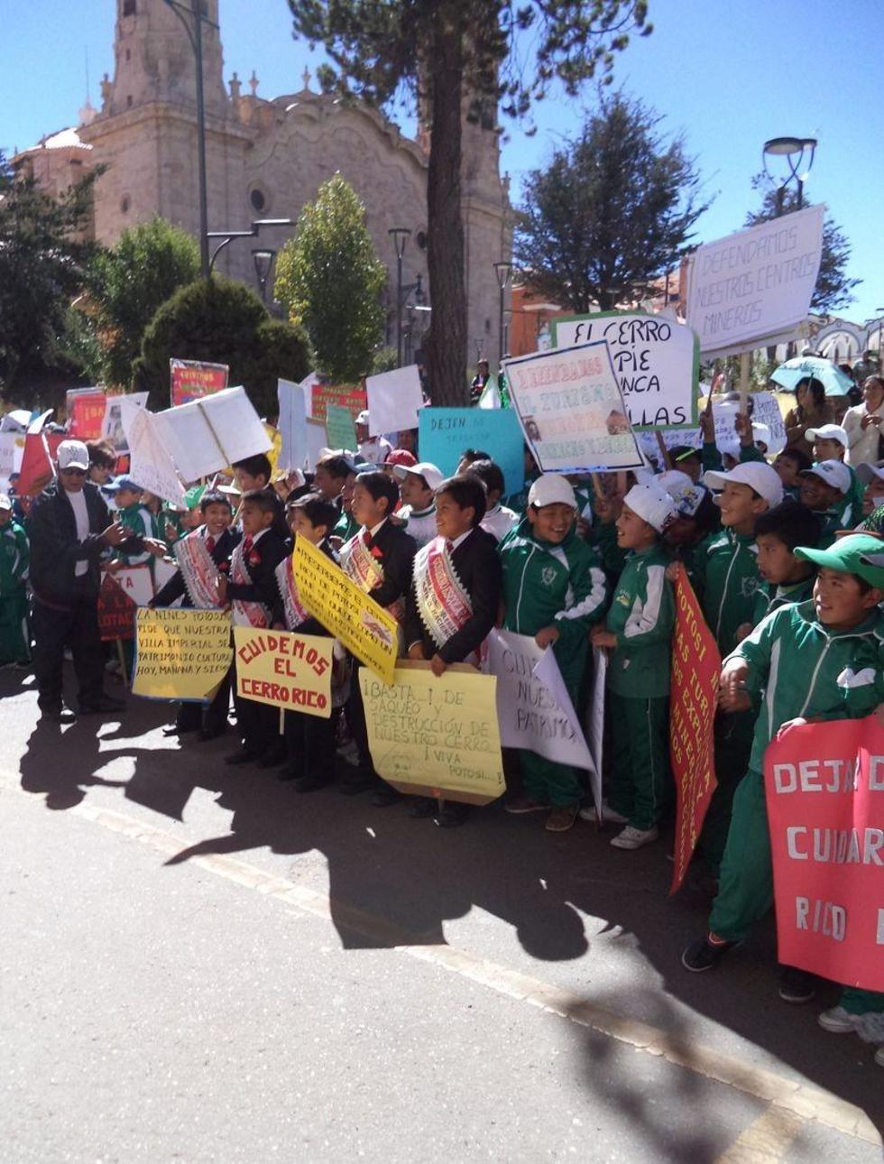Los alumnos con sus pancartas.