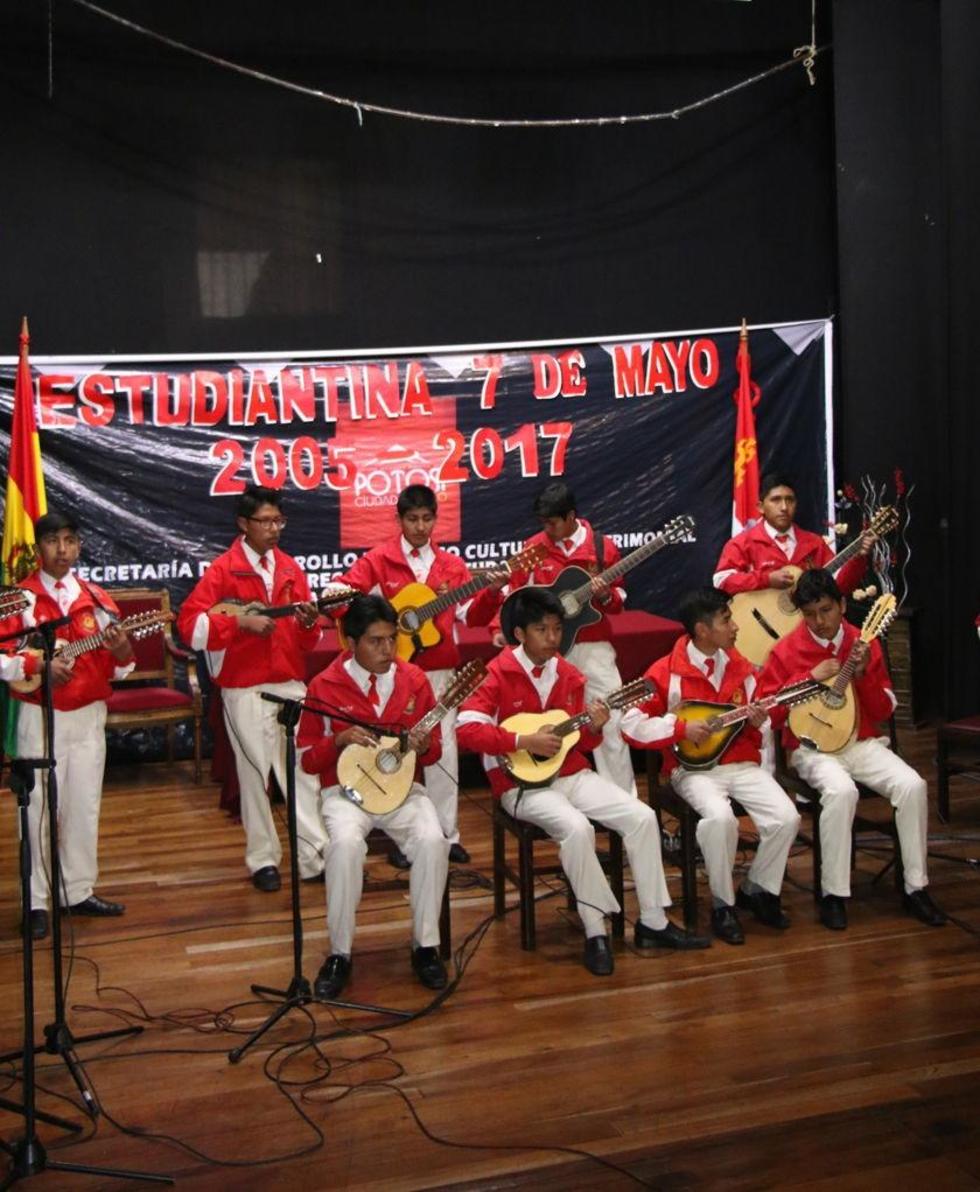Los músicos ofrecieron un concierto.