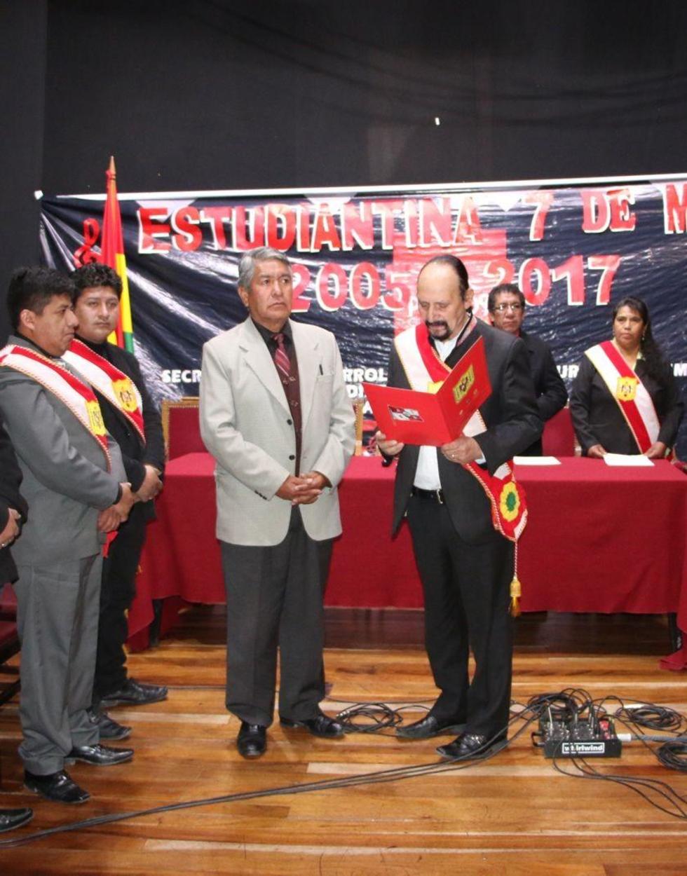 La entrega de la copia autógrafa y la medalla.
