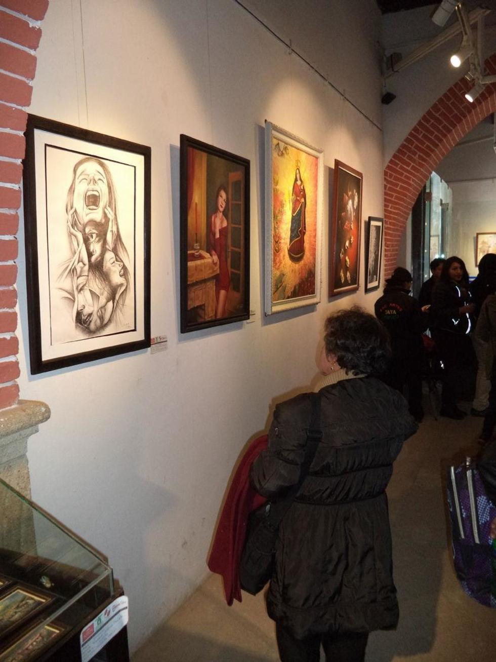 Obras de varias técnicas exponen los artistas.