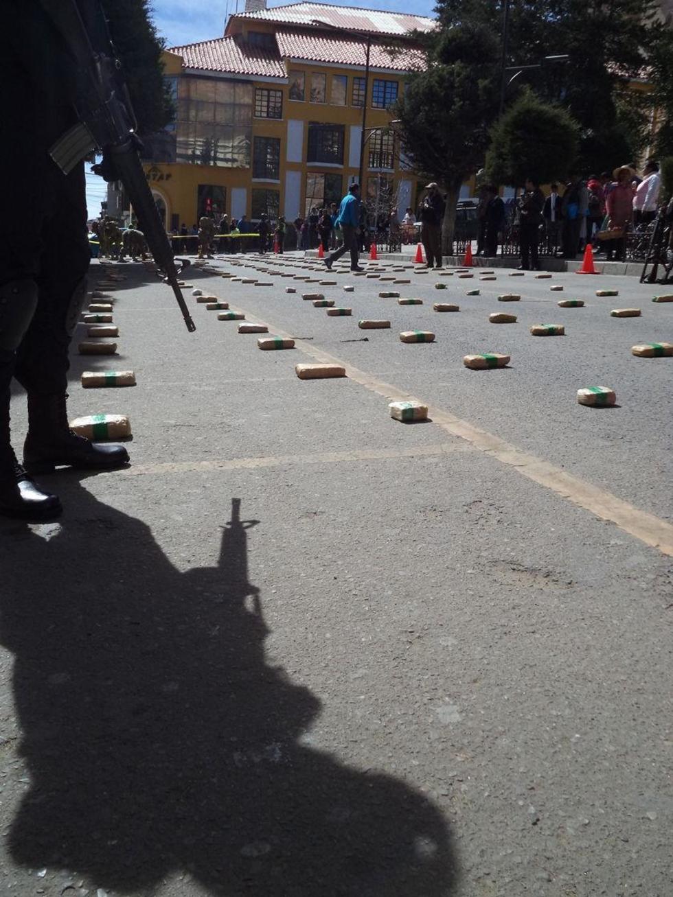 La droga incautada fue exhibida en la plaza central.