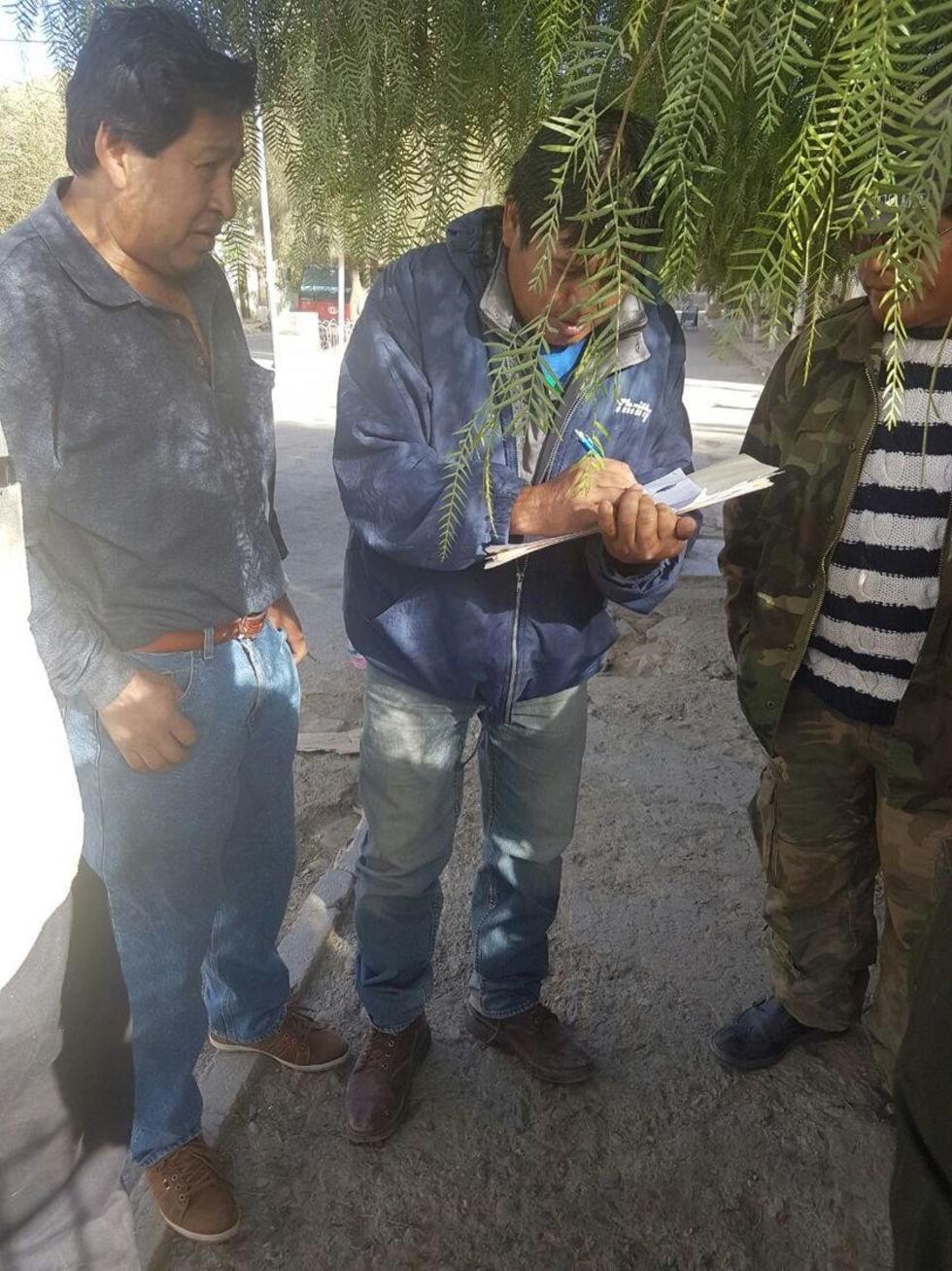 Los dirigentes cívicos cuando reciben la nota del Gobernador.