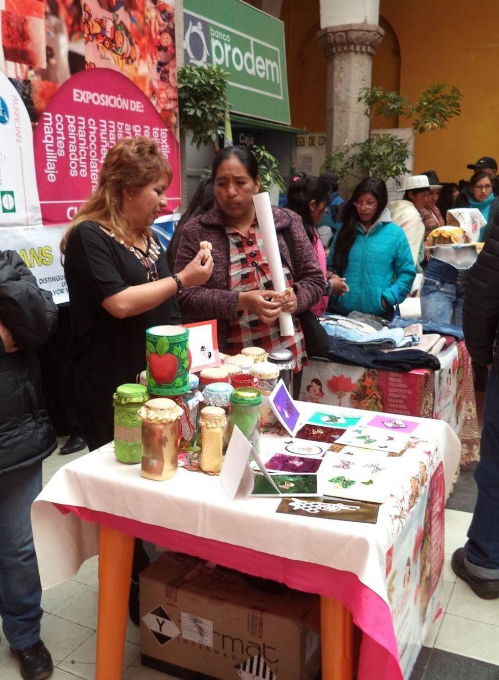 La emprendedoras exhiben sus productos.