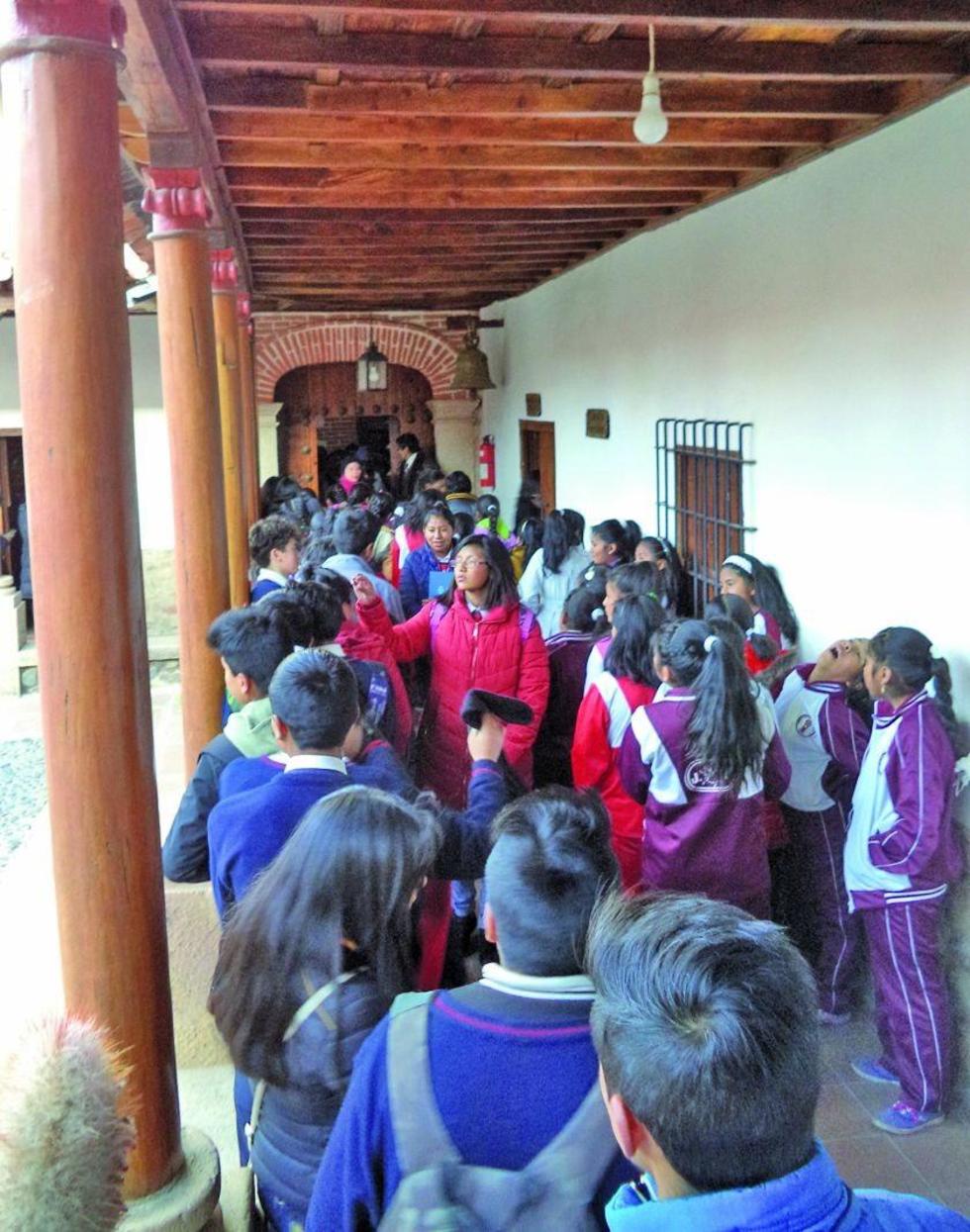 Los estudiantes esperan su turno en Santa Teresa.