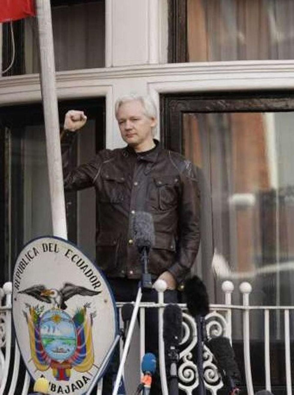 El fundador de WikiLeaks se dirige a los medios de comunicación desde la embajada ecuatoriana.