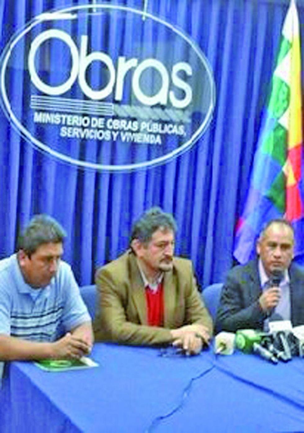 El viceministro de Transportes, Galo Bonifaz, y dirigentes de los transportistas en conferencia de prensa.