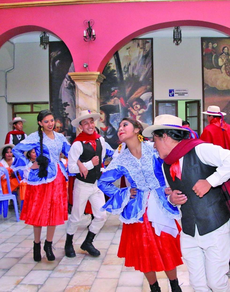 Jóvenes demuestran el baile de la Joya Bella de Bolivia.