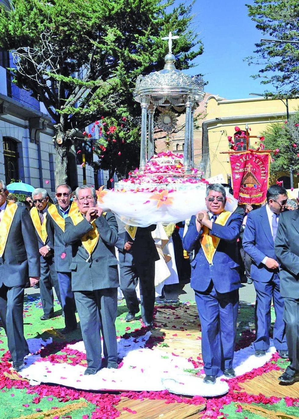 La procesión con el Santísimo Sacramento.